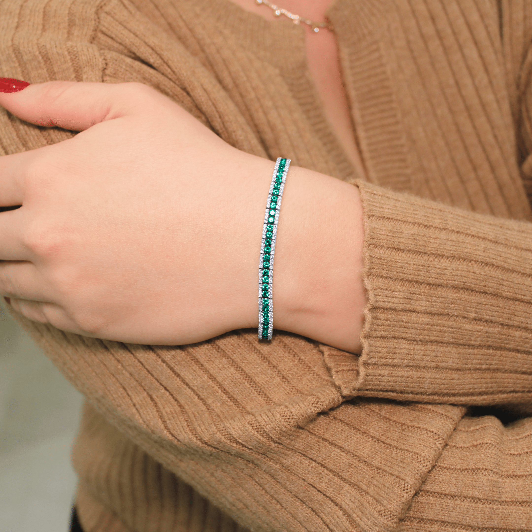 3.72 carat Emerald and 1.84 carat Diamond Bracelet in White Gold - Image 5