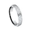 Comfort Fit Hammered Center Polished Edge Men's Wedding Band in White Gold - Image 4