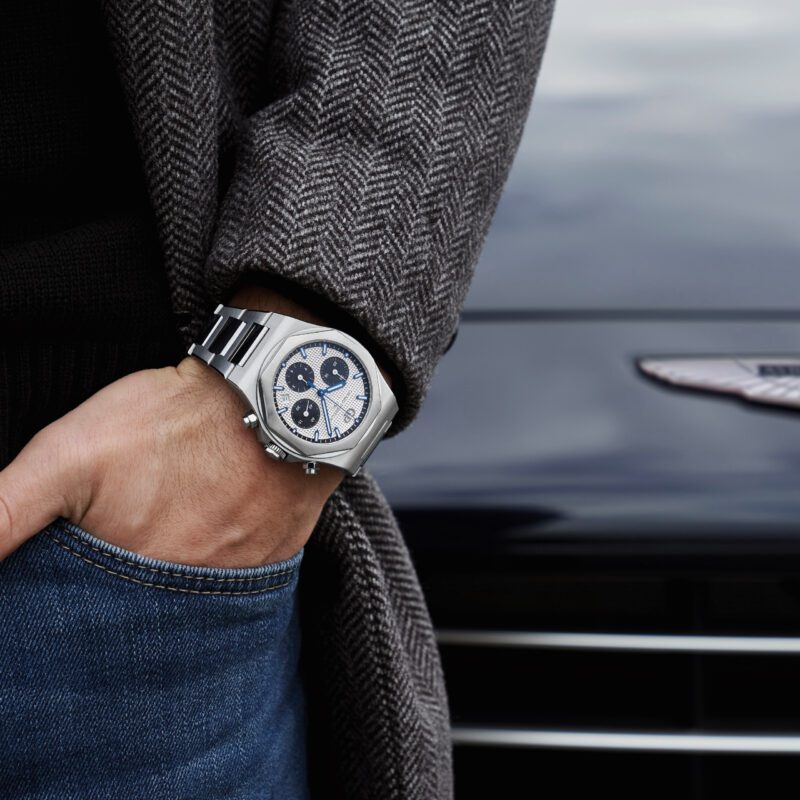 Laureato Chronograph 42mm White Black Dial in Stainless Steel