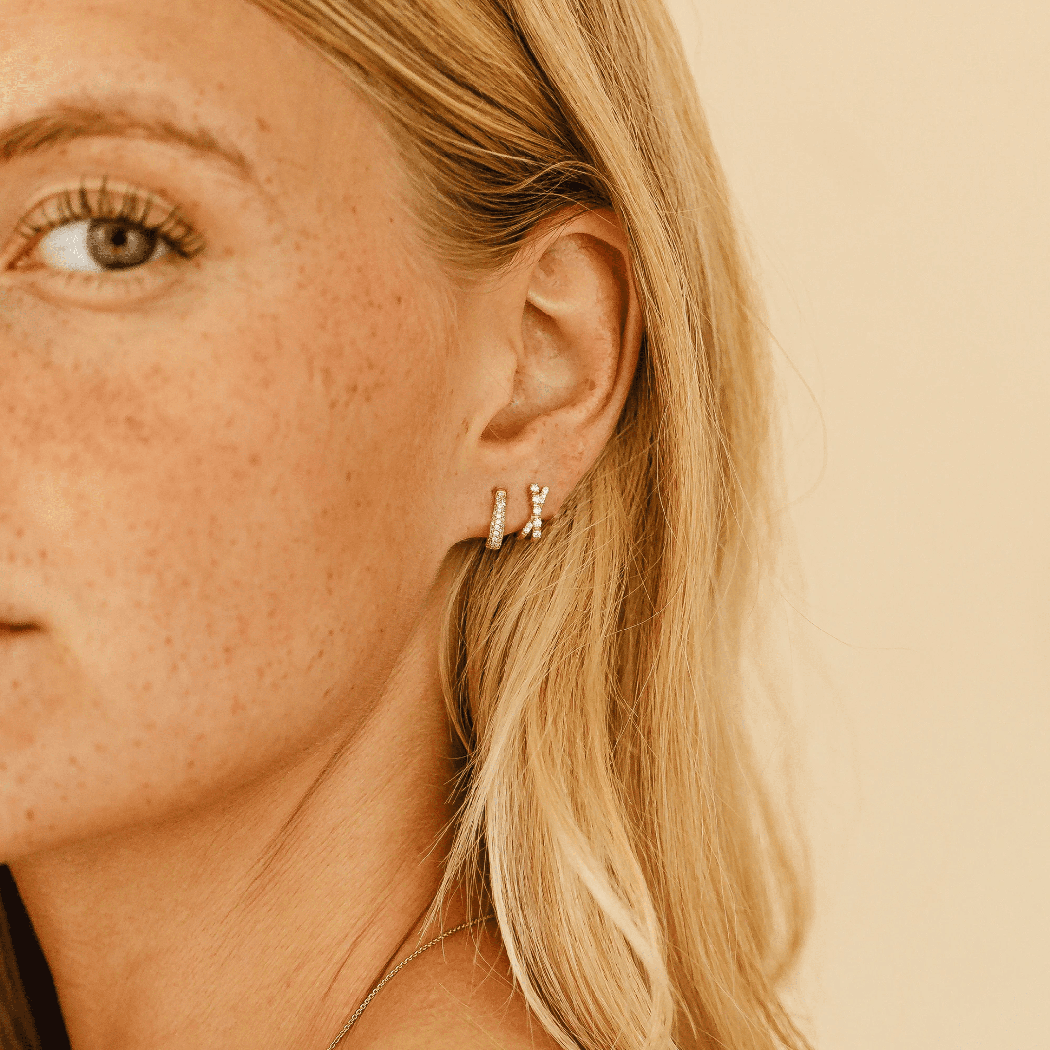 Ava Bea 0.16 carat Diamond Crossover Huggie Earrings in Yellow Gold - Image 4