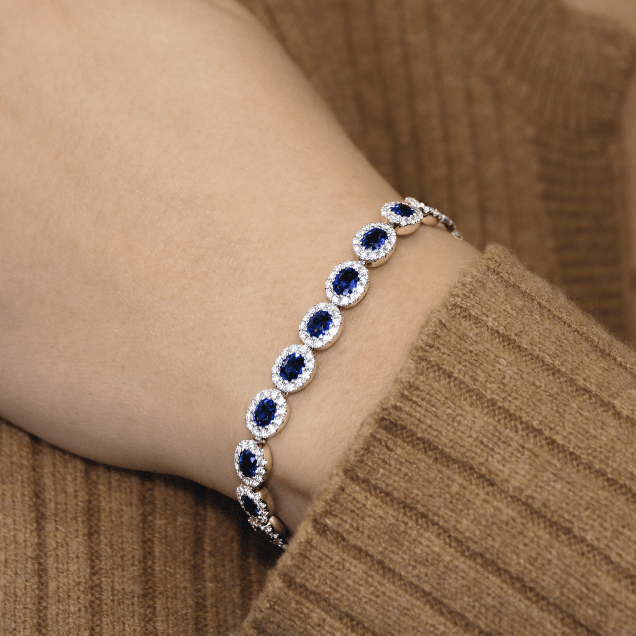 10.00 carat Oval Blue Sapphires and 4.00 carat Brilliant Diamond Bracelet in White Gold - Image 4