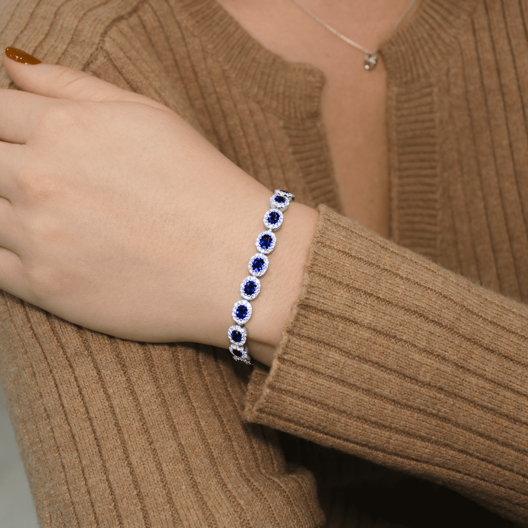 10.00 carat Oval Blue Sapphires and 4.00 carat Brilliant Diamond Bracelet in White Gold - Image 3