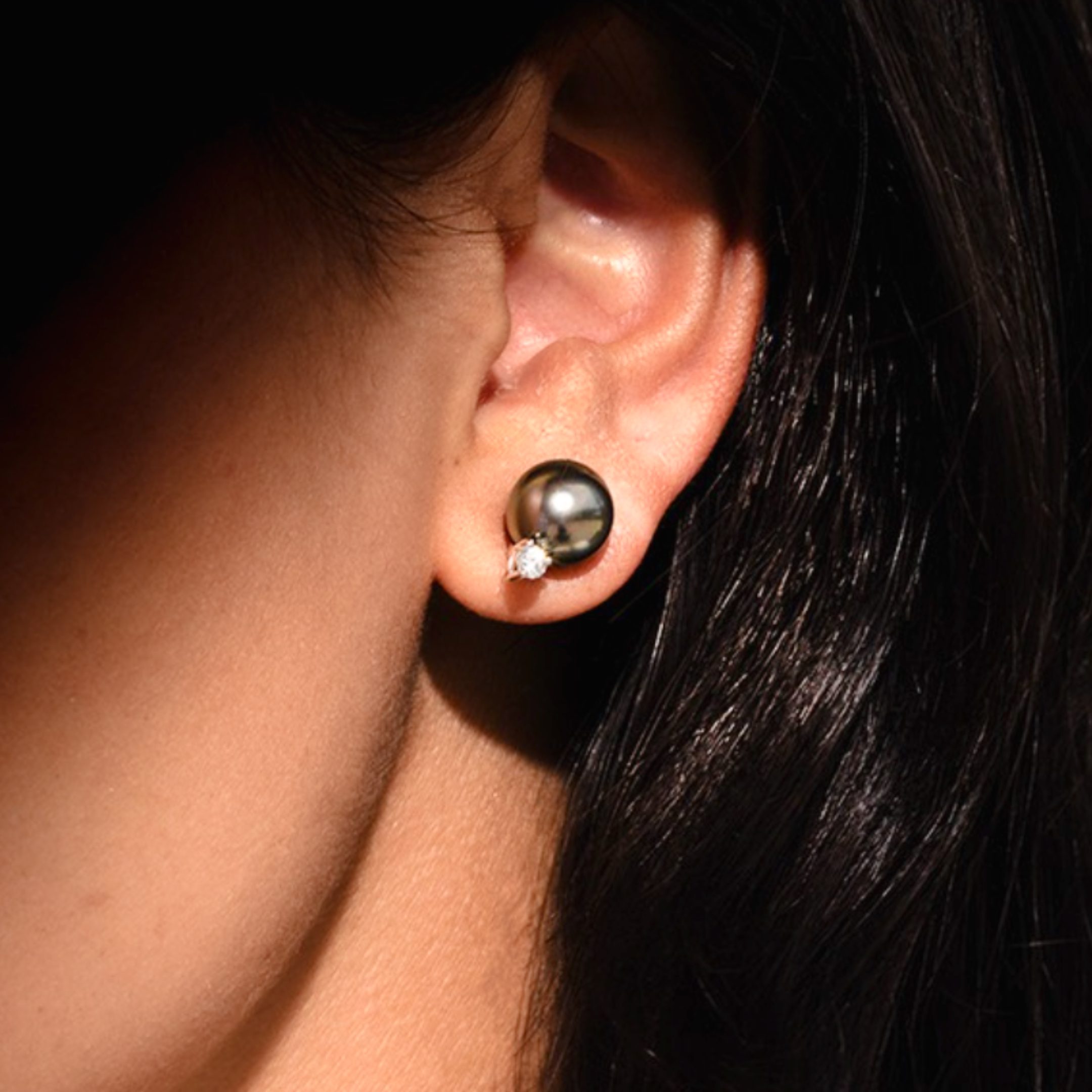 Black South Sea A+ Pearl with 0.20 carats Diamond Stud Earrings in White Gold - 10mm - Image 3